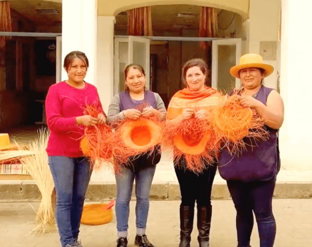 Mujeres de la comunidad ecuatoriana tejiendo sombreros